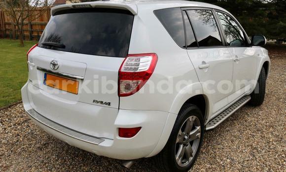 Gura Yakoze Toyota RAV4 White Imodoka i Kampala mu Uganda Gura Yakoze Toyota RAV4 White Imodoka i Kampala mu Uganda
