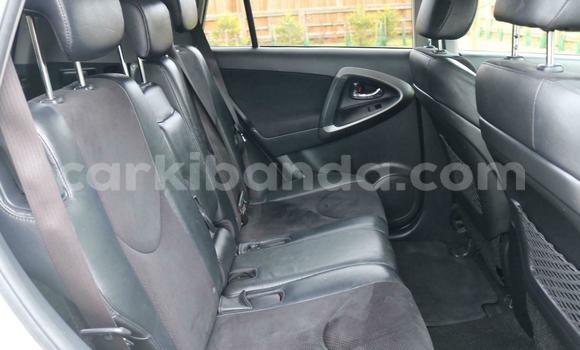 Gura Yakoze Toyota RAV4 White Imodoka i Kampala mu Uganda Gura Yakoze Toyota RAV4 White Imodoka i Kampala mu Uganda