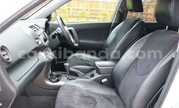 Gura Yakoze Toyota RAV4 White Imodoka i Kampala mu Uganda Gura Yakoze Toyota RAV4 White Imodoka i Kampala mu Uganda