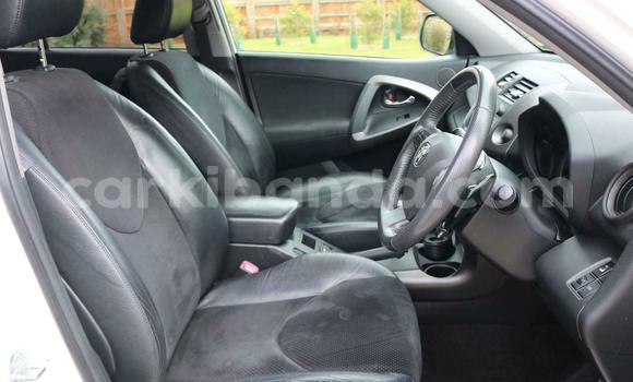 Gura Yakoze Toyota RAV4 White Imodoka i Kampala mu Uganda Gura Yakoze Toyota RAV4 White Imodoka i Kampala mu Uganda