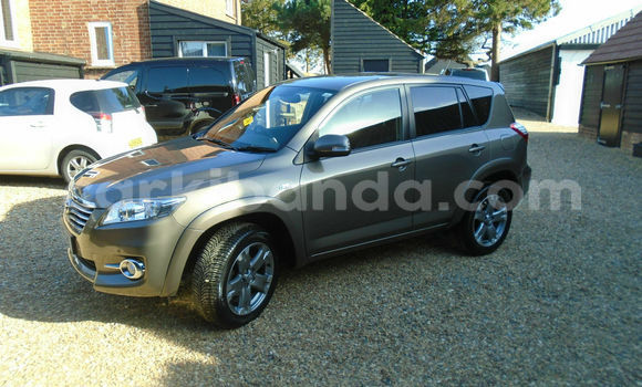 Nunua Ilio tumika Toyota RAV4 Beige Gari ndani ya Kampala nchini Uganda Nunua Ilio tumika Toyota RAV4 Beige Gari ndani ya Kampala nchini Uganda