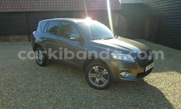 Nunua Ilio tumika Toyota RAV4 Beige Gari ndani ya Kampala nchini Uganda Nunua Ilio tumika Toyota RAV4 Beige Gari ndani ya Kampala nchini Uganda