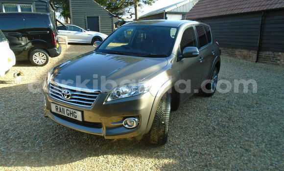 Nunua Ilio tumika Toyota RAV4 Beige Gari ndani ya Kampala nchini Uganda Nunua Ilio tumika Toyota RAV4 Beige Gari ndani ya Kampala nchini Uganda