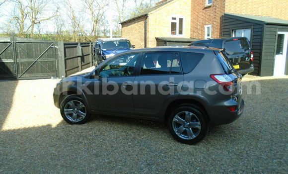 Nunua Ilio tumika Toyota RAV4 Beige Gari ndani ya Kampala nchini Uganda Nunua Ilio tumika Toyota RAV4 Beige Gari ndani ya Kampala nchini Uganda