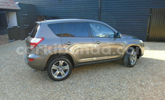 Nunua Ilio tumika Toyota RAV4 Beige Gari ndani ya Kampala nchini Uganda Nunua Ilio tumika Toyota RAV4 Beige Gari ndani ya Kampala nchini Uganda