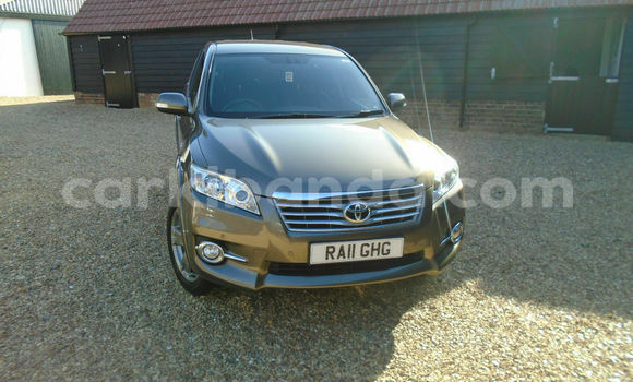 Nunua Ilio tumika Toyota RAV4 Beige Gari ndani ya Kampala nchini Uganda Nunua Ilio tumika Toyota RAV4 Beige Gari ndani ya Kampala nchini Uganda