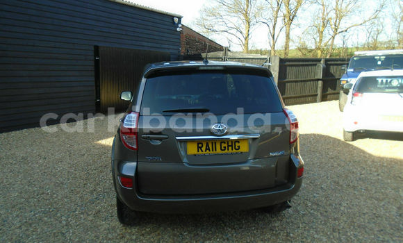 Nunua Ilio tumika Toyota RAV4 Beige Gari ndani ya Kampala nchini Uganda Nunua Ilio tumika Toyota RAV4 Beige Gari ndani ya Kampala nchini Uganda
