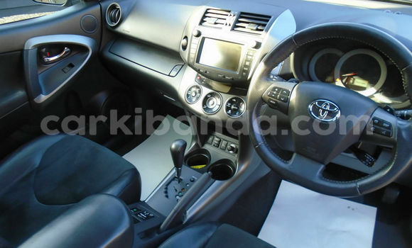 Nunua Ilio tumika Toyota RAV4 Beige Gari ndani ya Kampala nchini Uganda Nunua Ilio tumika Toyota RAV4 Beige Gari ndani ya Kampala nchini Uganda