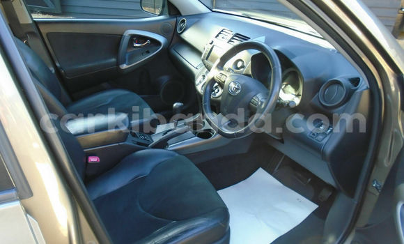 Nunua Ilio tumika Toyota RAV4 Beige Gari ndani ya Kampala nchini Uganda Nunua Ilio tumika Toyota RAV4 Beige Gari ndani ya Kampala nchini Uganda