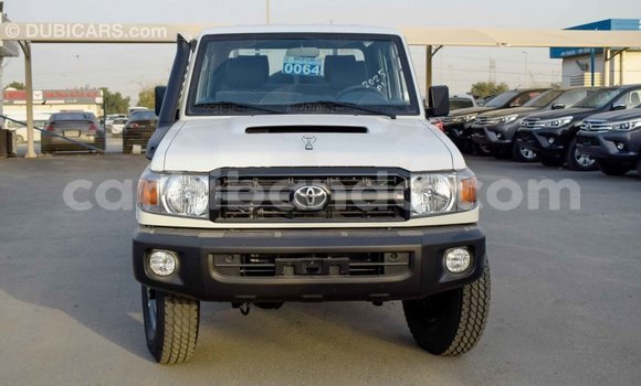 Acheter Import Voiture Toyota Land Cruiser Blanc à Import - Dubai, Ouganda Acheter Import Voiture Toyota Land Cruiser Blanc à Import - Dubai, Ouganda