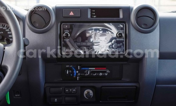 Acheter Import Voiture Toyota Land Cruiser Blanc à Import - Dubai, Ouganda Acheter Import Voiture Toyota Land Cruiser Blanc à Import - Dubai, Ouganda