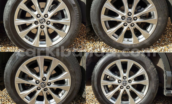 Gura Yakoze Toyota RAV4 Black Imodoka i Kampala mu Uganda Gura Yakoze Toyota RAV4 Black Imodoka i Kampala mu Uganda