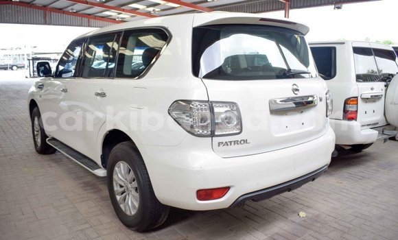 Nunua Imported Nissan Patrol Nyeupe Gari ndani ya Import - Dubai nchini Uganda Nunua Imported Nissan Patrol Nyeupe Gari ndani ya Import - Dubai nchini Uganda