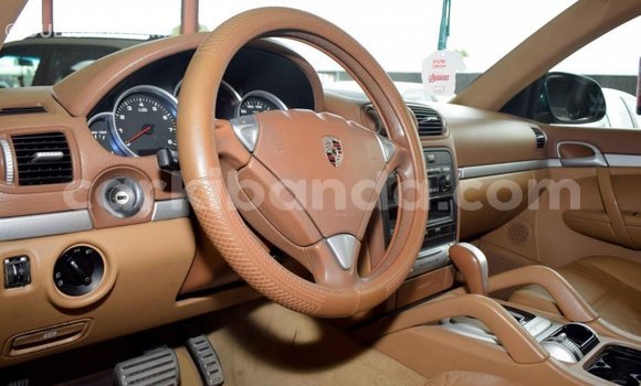 Nunua Imported Porsche Cayenne Kijani Gari ndani ya Import - Dubai nchini Uganda Nunua Imported Porsche Cayenne Kijani Gari ndani ya Import - Dubai nchini Uganda
