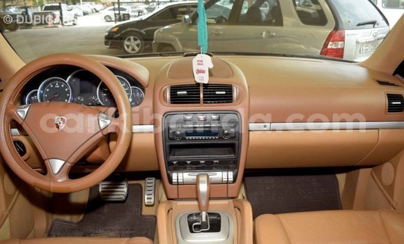 Nunua Imported Porsche Cayenne Kijani Gari ndani ya Import - Dubai nchini Uganda Nunua Imported Porsche Cayenne Kijani Gari ndani ya Import - Dubai nchini Uganda