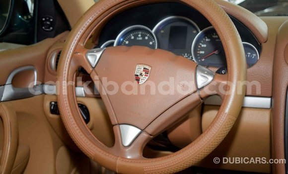 Nunua Imported Porsche Cayenne Kijani Gari ndani ya Import - Dubai nchini Uganda Nunua Imported Porsche Cayenne Kijani Gari ndani ya Import - Dubai nchini Uganda