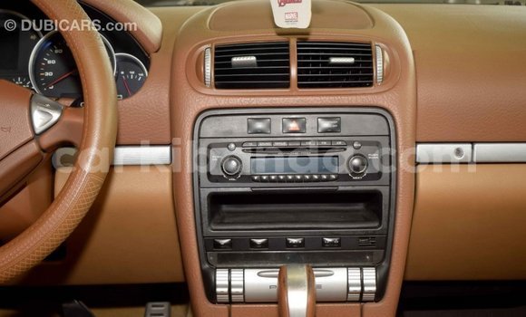 Nunua Imported Porsche Cayenne Kijani Gari ndani ya Import - Dubai nchini Uganda Nunua Imported Porsche Cayenne Kijani Gari ndani ya Import - Dubai nchini Uganda