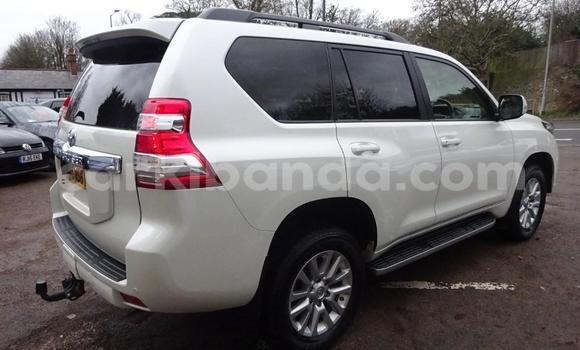 Gura Yakoze Toyota Land Cruiser Prado White Imodoka i Kampala mu Uganda Gura Yakoze Toyota Land Cruiser Prado White Imodoka i Kampala mu Uganda