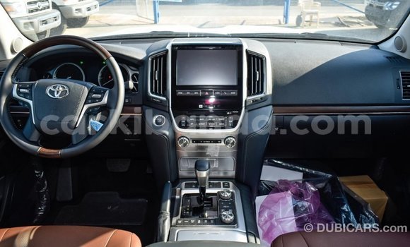 Gura Imported Toyota Land Cruiser White Imodoka i Import - Dubai mu Uganda Gura Imported Toyota Land Cruiser White Imodoka i Import - Dubai mu Uganda