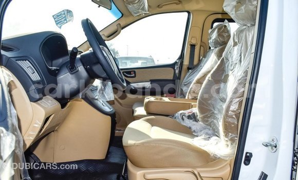 Gura Imported Hyundai Chorus White Ikamyo i Import - Dubai mu Uganda Gura Imported Hyundai Chorus White Ikamyo i Import - Dubai mu Uganda