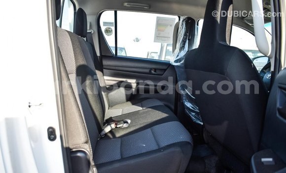 Gura Imported Toyota Hilux White Imodoka i Import - Dubai mu Uganda Gura Imported Toyota Hilux White Imodoka i Import - Dubai mu Uganda