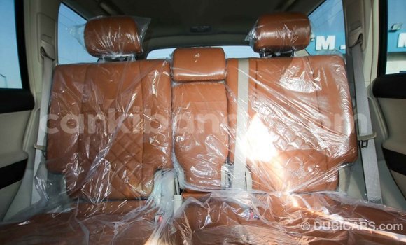 Acheter Import Voiture Toyota Prado Blanc à Import - Dubai, Ouganda Acheter Import Voiture Toyota Prado Blanc à Import - Dubai, Ouganda