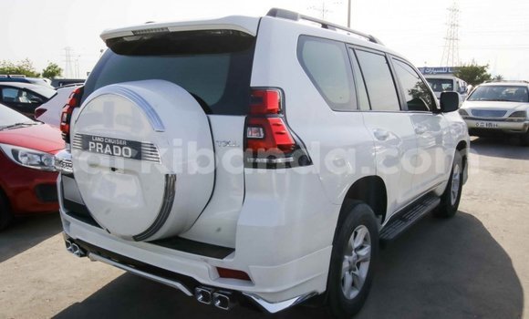 Acheter Import Voiture Toyota Prado Blanc à Import - Dubai, Ouganda Acheter Import Voiture Toyota Prado Blanc à Import - Dubai, Ouganda