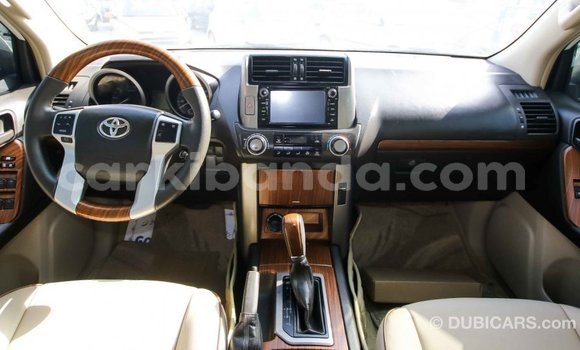 Acheter Import Voiture Toyota Prado Blanc à Import - Dubai, Ouganda Acheter Import Voiture Toyota Prado Blanc à Import - Dubai, Ouganda