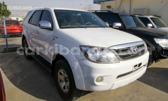 Nunua Imported Toyota Fortuner Nyeupe Gari ndani ya Import - Dubai nchini Uganda Nunua Imported Toyota Fortuner Nyeupe Gari ndani ya Import - Dubai nchini Uganda