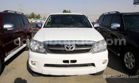 Nunua Imported Toyota Fortuner Nyeupe Gari ndani ya Import - Dubai nchini Uganda Nunua Imported Toyota Fortuner Nyeupe Gari ndani ya Import - Dubai nchini Uganda