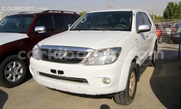 Nunua Imported Toyota Fortuner Nyeupe Gari ndani ya Import - Dubai nchini Uganda Nunua Imported Toyota Fortuner Nyeupe Gari ndani ya Import - Dubai nchini Uganda