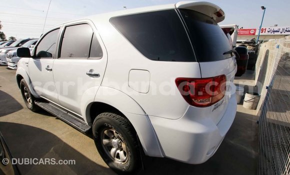 Nunua Imported Toyota Fortuner Nyeupe Gari ndani ya Import - Dubai nchini Uganda Nunua Imported Toyota Fortuner Nyeupe Gari ndani ya Import - Dubai nchini Uganda