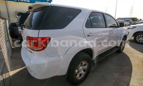 Nunua Imported Toyota Fortuner Nyeupe Gari ndani ya Import - Dubai nchini Uganda Nunua Imported Toyota Fortuner Nyeupe Gari ndani ya Import - Dubai nchini Uganda
