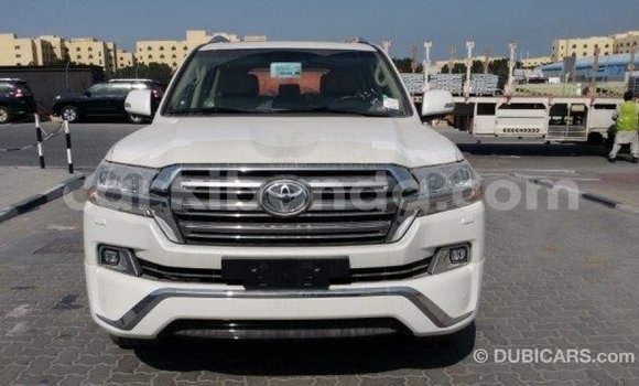 Acheter Import Voiture Toyota Land Cruiser Blanc à Import - Dubai, Ouganda Acheter Import Voiture Toyota Land Cruiser Blanc à Import - Dubai, Ouganda
