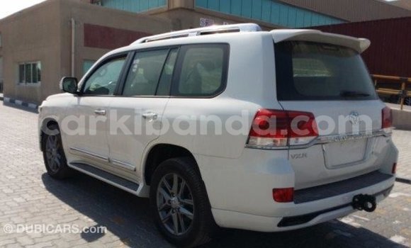 Acheter Import Voiture Toyota Land Cruiser Blanc à Import - Dubai, Ouganda Acheter Import Voiture Toyota Land Cruiser Blanc à Import - Dubai, Ouganda