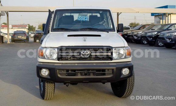Acheter Import Voiture Toyota Pickup Blanc à Import - Dubai, Ouganda Acheter Import Voiture Toyota Pickup Blanc à Import - Dubai, Ouganda