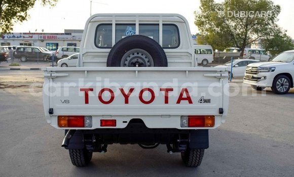 Acheter Import Voiture Toyota Pickup Blanc à Import - Dubai, Ouganda Acheter Import Voiture Toyota Pickup Blanc à Import - Dubai, Ouganda