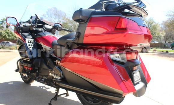 Gura Yakoze Honda GOLD WING Red Bike i Kampala mu Uganda Gura Yakoze Honda GOLD WING Red Bike i Kampala mu Uganda
