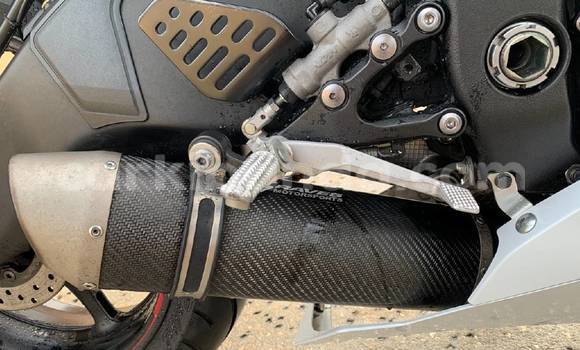 Gura Yakoze Yamaha YZF White Bike i Kampala mu Uganda Gura Yakoze Yamaha YZF White Bike i Kampala mu Uganda