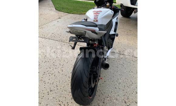 Gura Yakoze Yamaha YZF White Bike i Kampala mu Uganda Gura Yakoze Yamaha YZF White Bike i Kampala mu Uganda