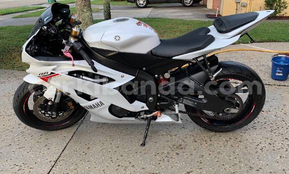 Gura Yakoze Yamaha YZF White Bike i Kampala mu Uganda Gura Yakoze Yamaha YZF White Bike i Kampala mu Uganda