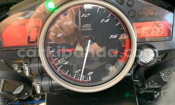 Gura Yakoze Yamaha YZF White Bike i Kampala mu Uganda Gura Yakoze Yamaha YZF White Bike i Kampala mu Uganda