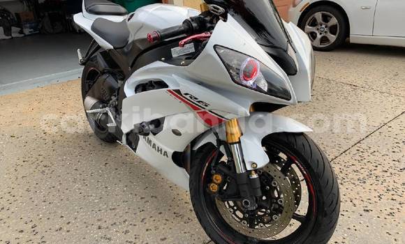 Gura Yakoze Yamaha YZF White Bike i Kampala mu Uganda Gura Yakoze Yamaha YZF White Bike i Kampala mu Uganda