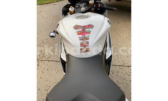 Gura Yakoze Yamaha YZF White Bike i Kampala mu Uganda Gura Yakoze Yamaha YZF White Bike i Kampala mu Uganda