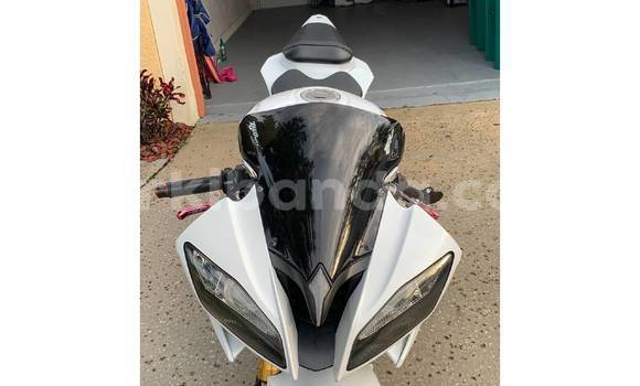 Gura Yakoze Yamaha YZF White Bike i Kampala mu Uganda Gura Yakoze Yamaha YZF White Bike i Kampala mu Uganda