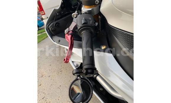 Gura Yakoze Yamaha YZF White Bike i Kampala mu Uganda Gura Yakoze Yamaha YZF White Bike i Kampala mu Uganda