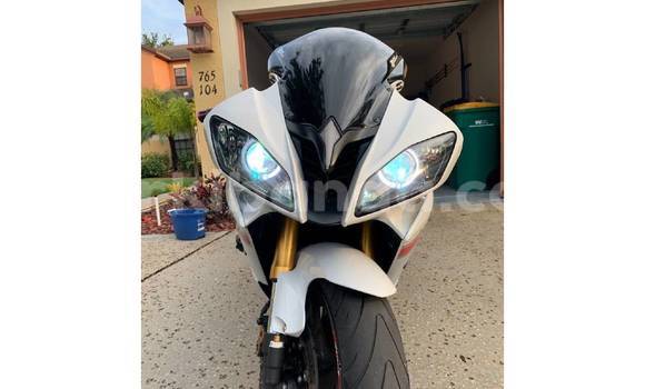 Gura Yakoze Yamaha YZF White Bike i Kampala mu Uganda Gura Yakoze Yamaha YZF White Bike i Kampala mu Uganda