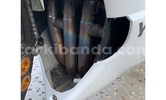 Gura Yakoze Yamaha YZF White Bike i Kampala mu Uganda Gura Yakoze Yamaha YZF White Bike i Kampala mu Uganda