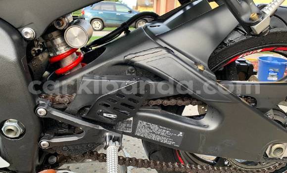 Gura Yakoze Yamaha YZF White Bike i Kampala mu Uganda Gura Yakoze Yamaha YZF White Bike i Kampala mu Uganda