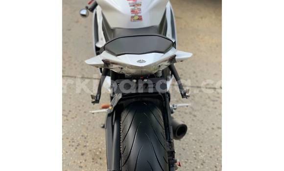 Gura Yakoze Yamaha YZF White Bike i Kampala mu Uganda Gura Yakoze Yamaha YZF White Bike i Kampala mu Uganda